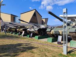 草地上的卡车描述已自动生成