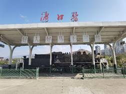 围栏后面有建筑低可信度描述已自动生成